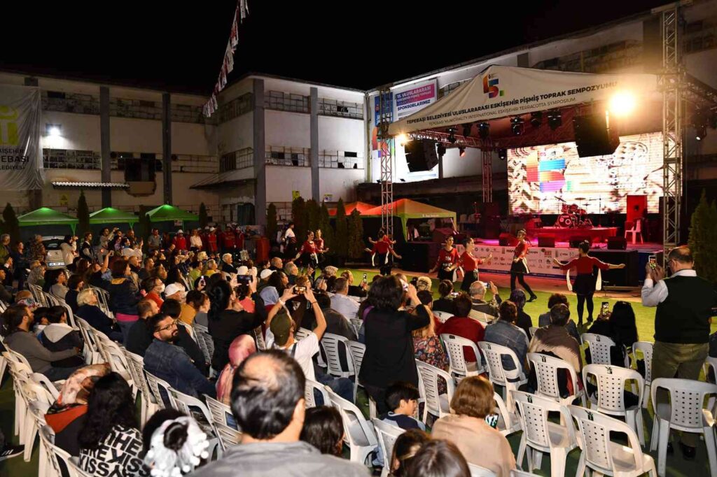 Tepebaşında Şölen Gi̇bi̇ Bi̇r Akşam