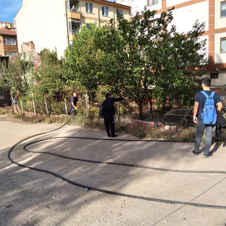 Terk Edi̇lmi̇ş Evi̇n Bahçesi̇nde Yangın Çıktı