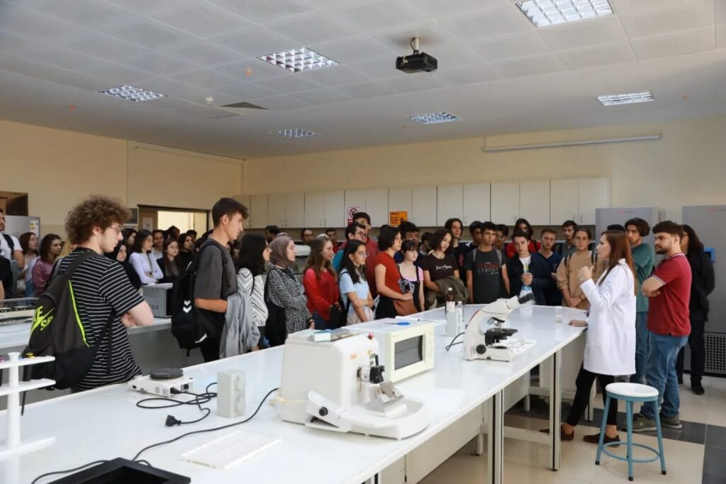 Tıp Fakültesi̇ Bi̇ri̇nci̇ Sınıf Öğrenci̇leri̇, Oryantasyon Eği̇ti̇mleri̇ Çerçevesi̇nde Kurumu Tanıyor