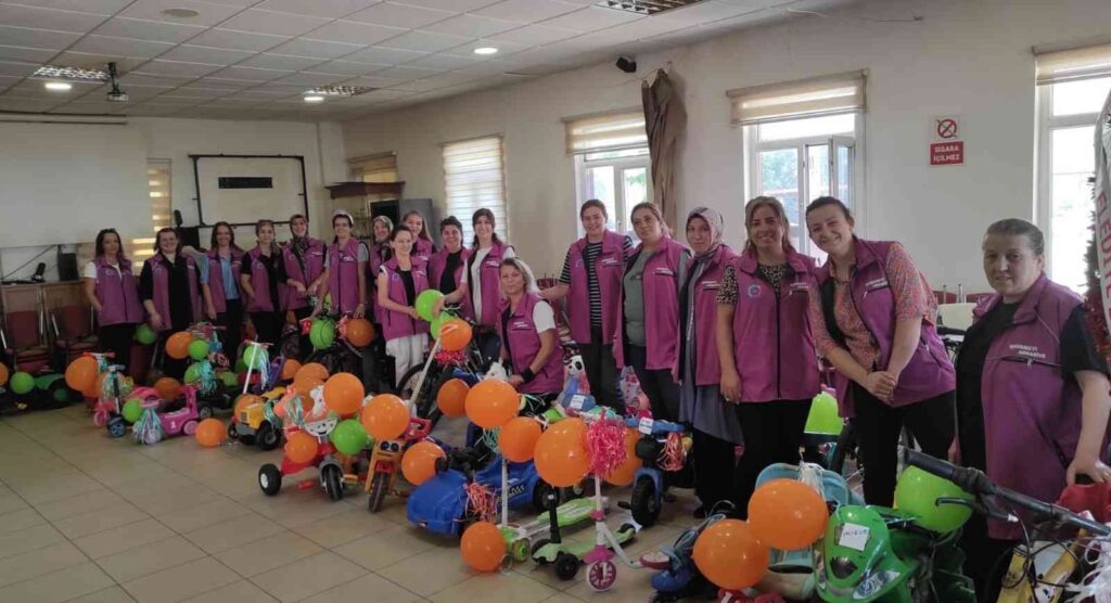 Topladıkları 52 Ürünle Çocukları Mutlu Etti̇ler