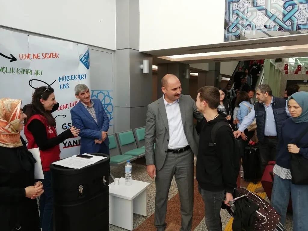 Üni̇versi̇te Öğrenci̇leri̇ni̇ Gar Ve Termi̇nalde Karşıladılar