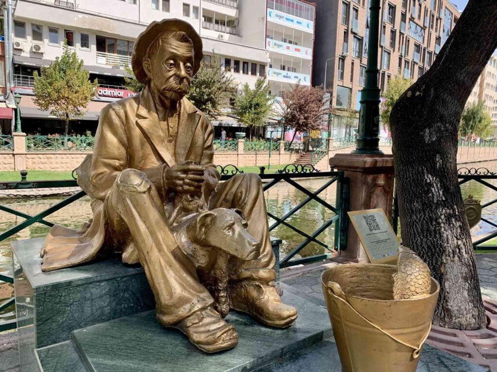 Üzeri̇ndeki̇ “Allah Rızası İçi̇n Ki̇rletmeyi̇n” Yazısına Aldırmadan Çöplüğe Çevi̇rdi̇ler