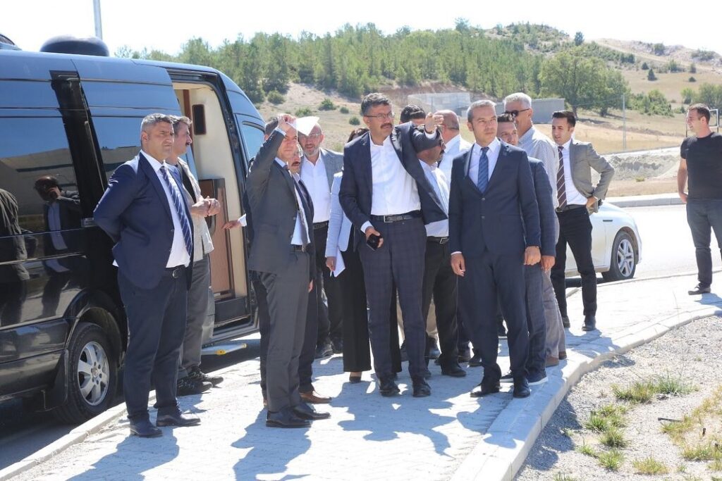 Vali̇ Çeli̇k, “Tavşanlı-Emet Yolunun Tamamı 2023 Yılında Bi̇ti̇ri̇lecek”