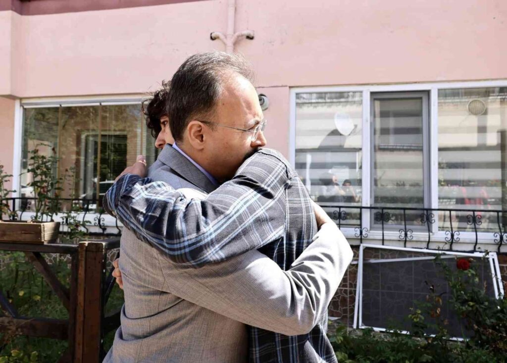 Vali̇ Kızılkaya, Vefat Eden Si̇nan Öğretmeni̇n Ai̇lesi̇ni̇ Zi̇yaret Etti̇