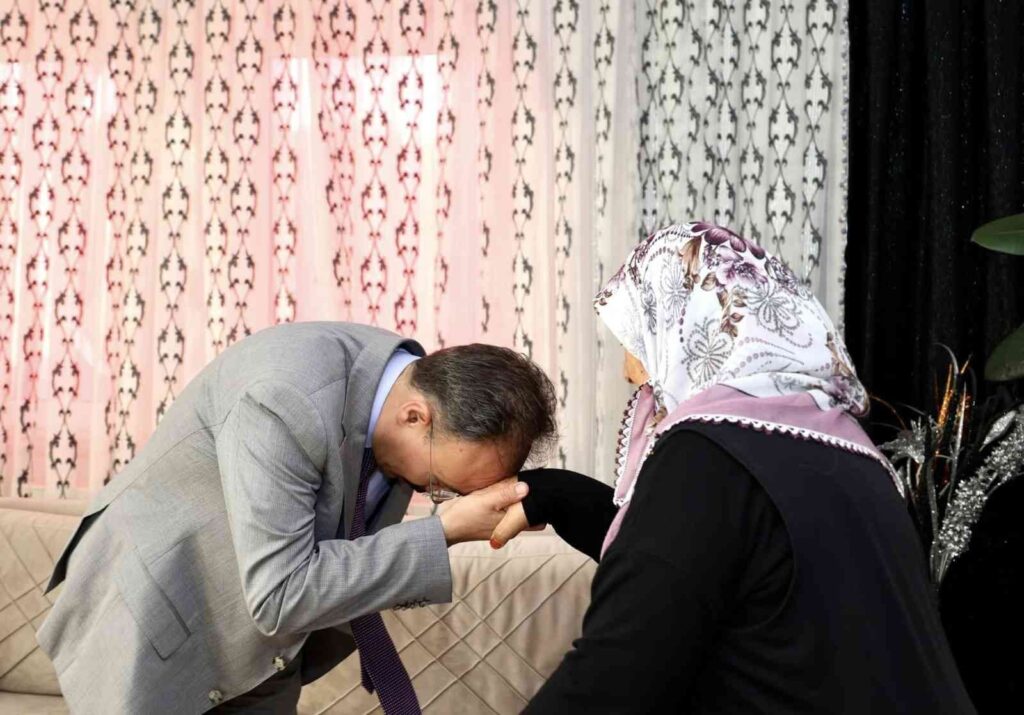 Vali̇ Kızılkayadan Merhum Kıbrıs Gazi̇si̇ni̇n Ai̇lesi̇ne Tazi̇ye Zi̇yareti̇