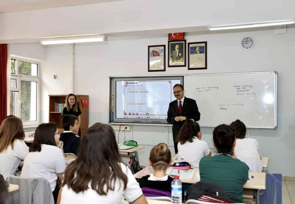 Vali̇ Kızılkayadan Öğrenci̇lerle Bi̇r Araya Geldi̇