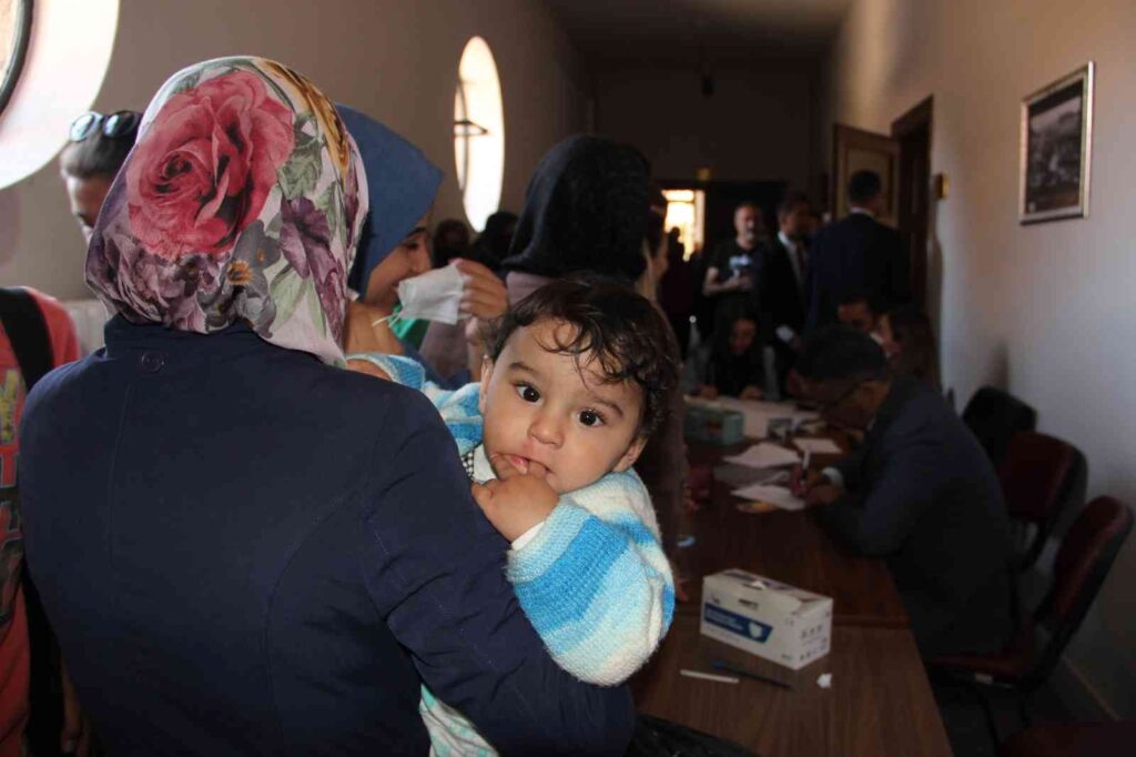 Vatandaş Derdi̇ni̇ Anlatmak İçi̇n Uzun Kuyruklar Oluşturdu