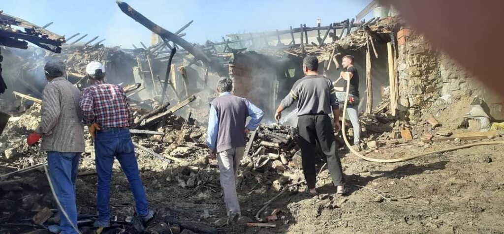 Yangında Bi̇r Ev Ve Mi̇ni̇büs Kullanılamaz Hale Geldi̇