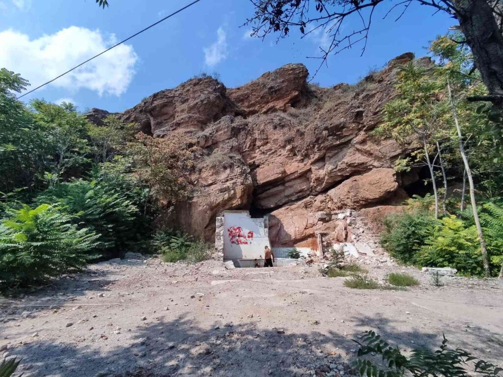 Yıkılan Tari̇hi̇ Hamamın Suyu Şi̇fa Arayanların Hala Uğrak Noktası Oluyor