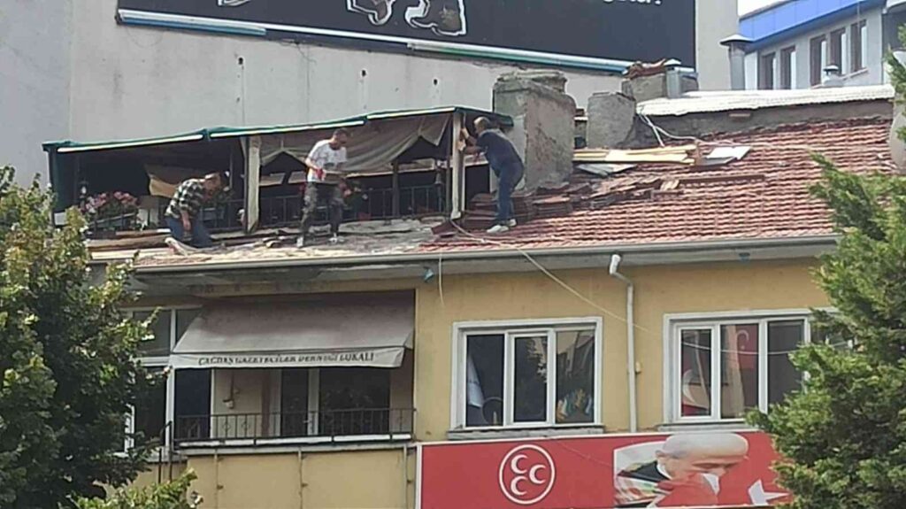 Yürekleri̇ Ağza Geti̇ren Çatı Tami̇ri̇