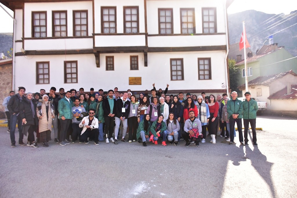 100 Öğrenci̇ Yeşi̇layın Kampında Bi̇r Araya Geldi̇