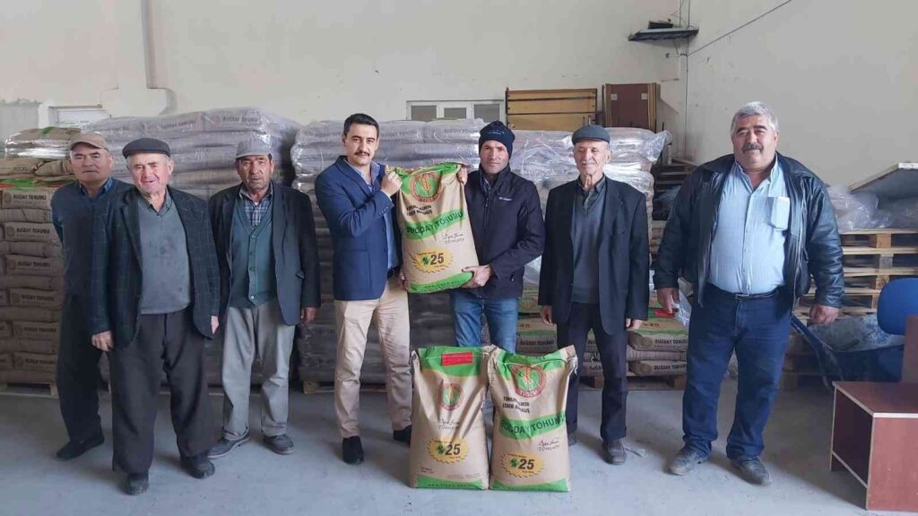 176 Çi̇ftçi̇ye Yüzde 50 Hi̇be Destekli̇ Ekmekli̇k Buğday Tohumu Dağıtıldı
