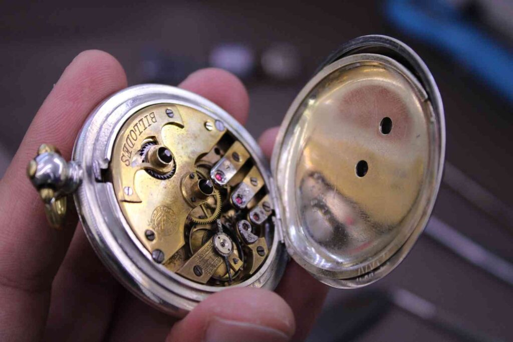 1860Lı Yıllardan Kalma İsvi̇çre Marka Köstekli̇ Saat Nostalji̇severleri̇n Beğeni̇si̇ Topluyor