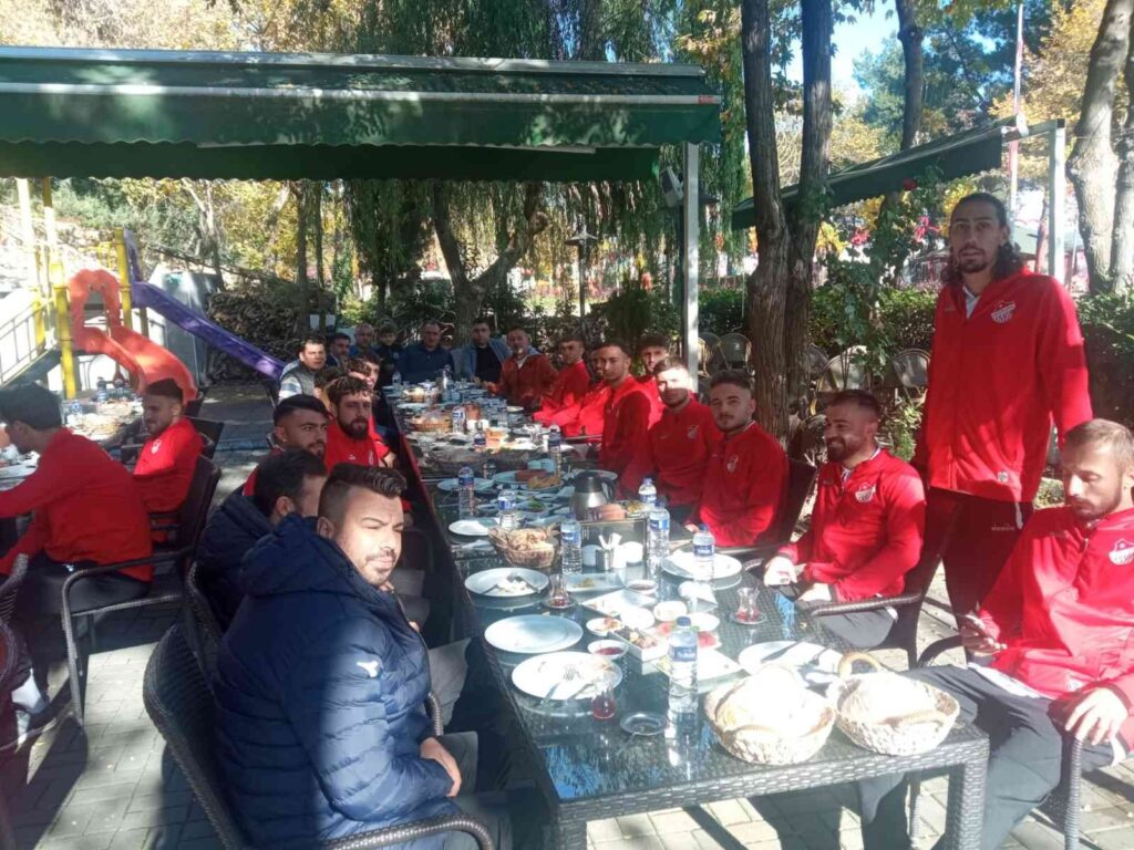 1969 Bi̇leci̇k Spor Kulübü Futbolcularına Zorlu Maç Öncesi̇ Moral Kahvaltısı