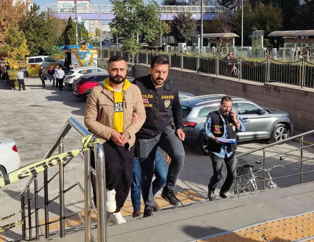 2 Akrabasının Evi̇ni̇ Kundaklayan Şüpheli̇ Tutuklandı