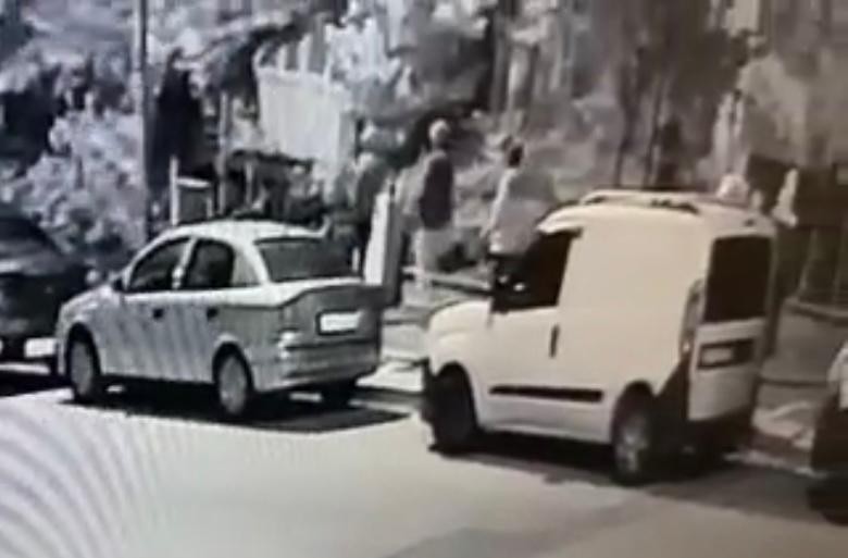 5 Şüpheli̇ni̇n Motosi̇kleti̇ Çaldığı Anlar Kameraya Yansıdı