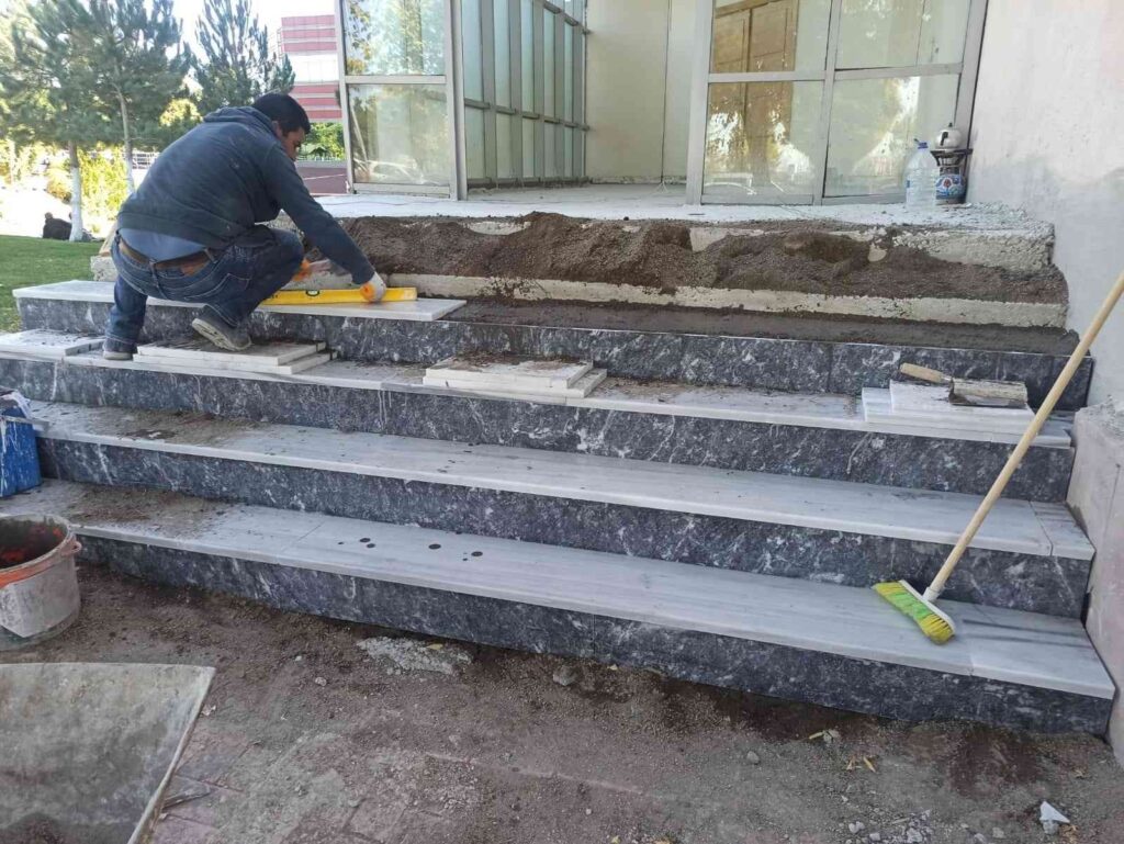 Afyonkarahi̇sar Devlet Hastanesi̇nde Tadi̇lat Çalışması Sürüyor