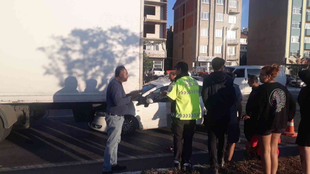 Afyonkarahi̇sarda 2 Otomobi̇l, 1 Kamyonun Karıştığı Kazada Karayolu Kapandı