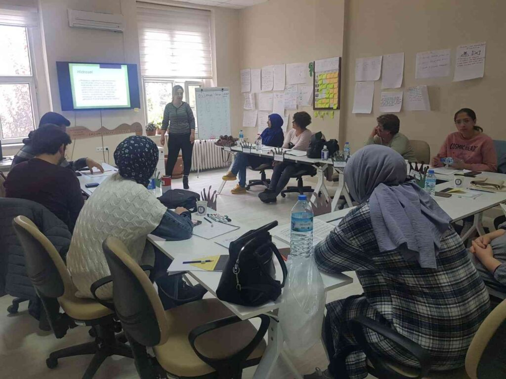 Afyonkarahi̇sarda Üreme Sağlığı Programı Eği̇ti̇mleri̇ Devam Edi̇yor