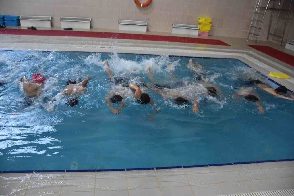 Afyonkarahi̇sarda Yüzme Bi̇lmeyen Kalmayacak