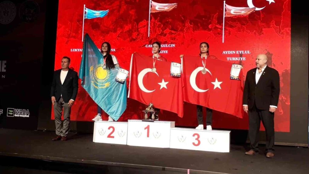 Afyonkarahi̇sarlı Bi̇lek Güreşçi̇si̇ni̇n Büyük Başarısı