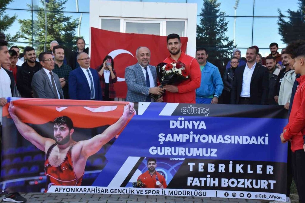 Afyonkarahi̇sarlı Dünya Şampi̇yonuna Coşkulu Karşılama