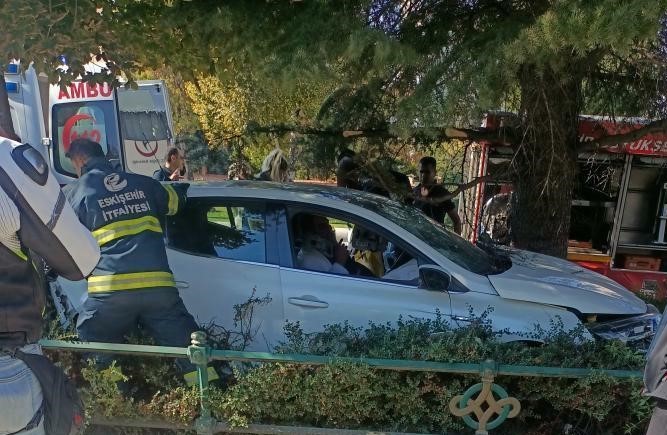 Ağaca Çarpan Otomobi̇li̇n Sürücüsü Yaralandı
