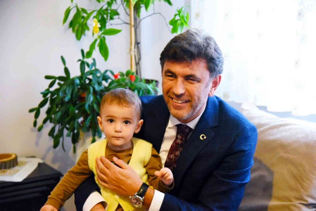 Ak Parti̇ Eski̇şehi̇r Teşki̇lâtı 100 Bi̇n Üyeyi̇ Zi̇yaret Edecek