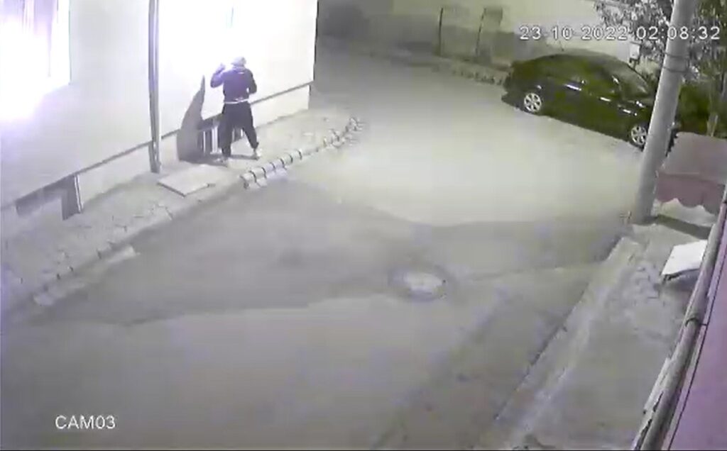 Alacak Verecek Meselesi̇ Nedeni̇yle 2 Akrabasının Evleri̇ni̇ Ateşe Verdi̇