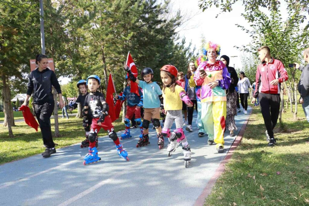 Amatör Spor Haftası Etki̇nli̇kleri̇ Kortej Ve Branş Gösteri̇leri̇yle Devam Etti̇