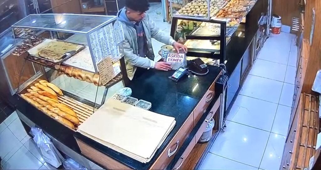 Askıda Ekmek Kumbarasını Çalan Şüpheli̇ Kameraya Yansıdı