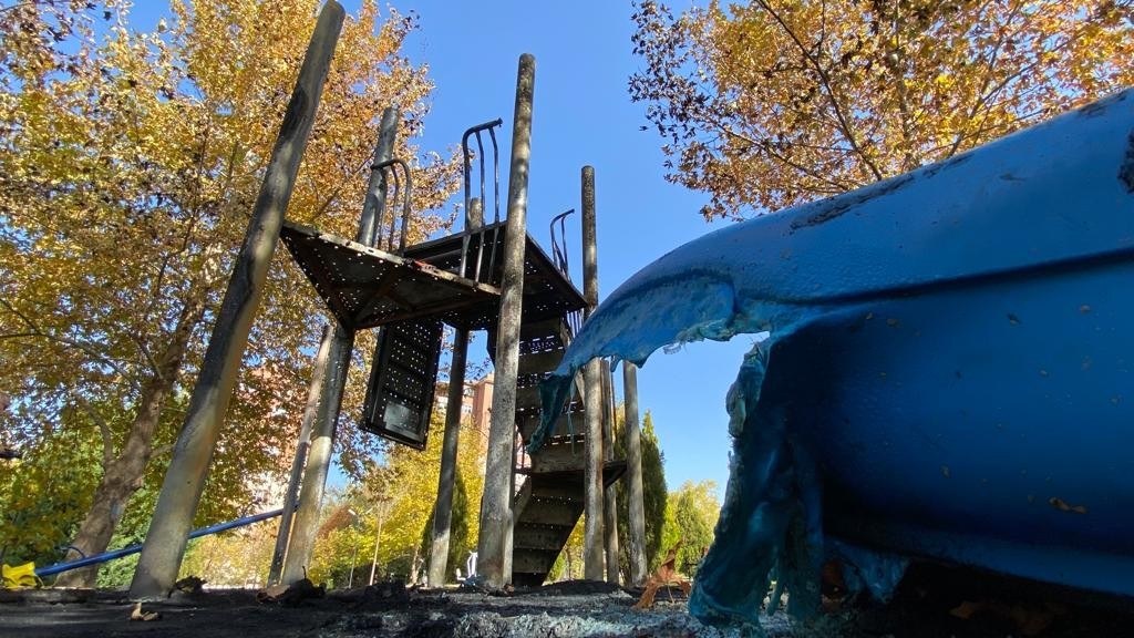 Ateşe Veri̇len Çocuk Parkı Kullanılmaz Hale Geldi̇