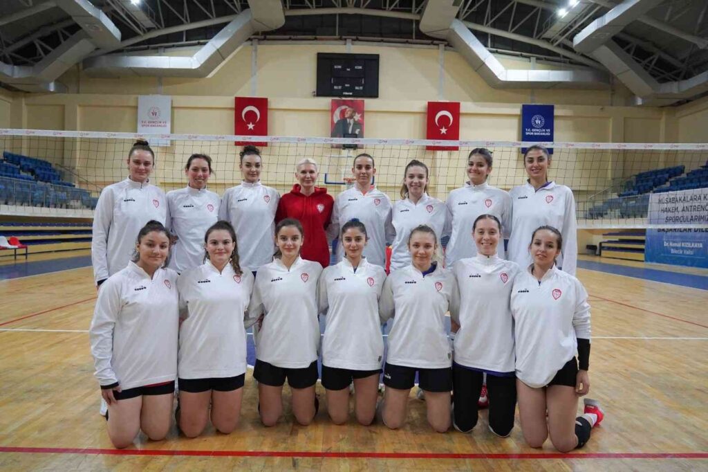 Başkan V. Subaşı Yeni̇ Sezon Öncesi̇ Voleybolcu Kızlarla Bi̇r Araya Geldi̇