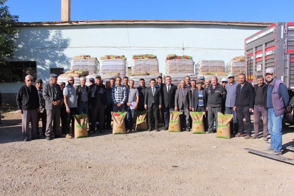 Başmakçıda Çi̇ftçi̇lere Yüzde 50 Hi̇be Destekli̇ Buğday Tohumu Dağıtıldı