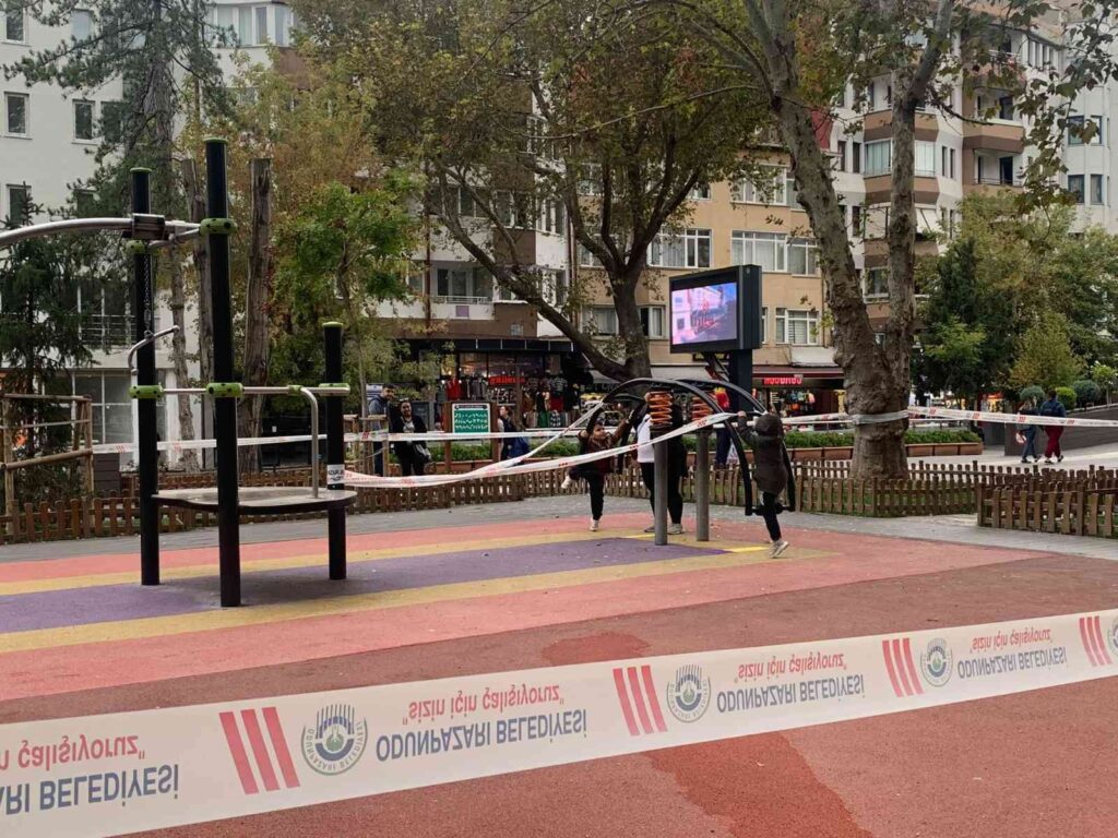 Beledi̇yeni̇n Şeri̇tlerle Kapattığı Parkta Tehli̇keli̇ Oyun