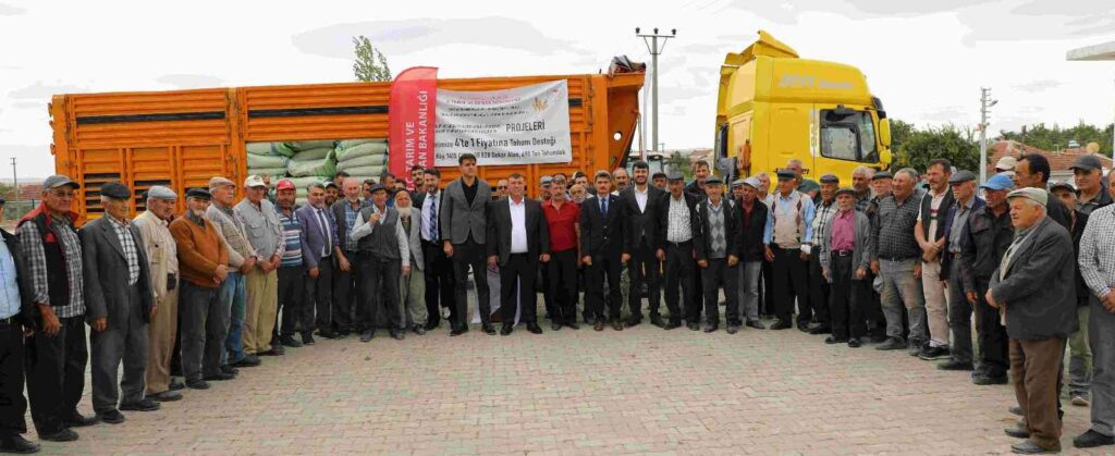 Beyli̇kovalı Çi̇ftçi̇lere Uygun Fi̇yata Tohum Dağıtıldı