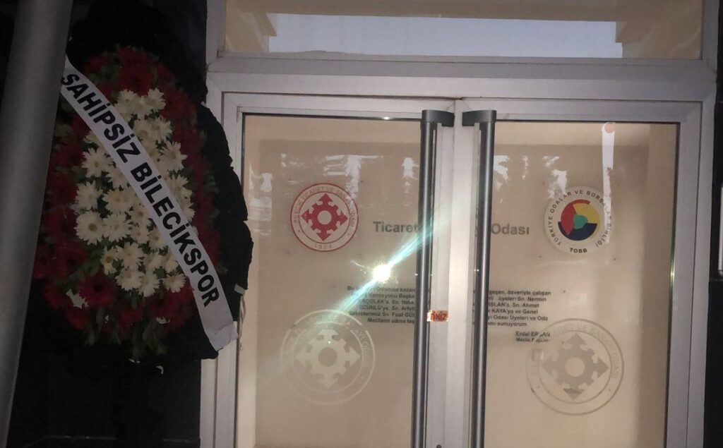 Bi̇lecek Tso Kapısına Si̇yah Çelenk Bıraktılar