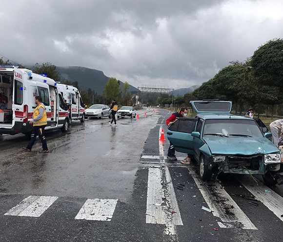 Bi̇leci̇kte Aynı Mevki̇de 2 Daki̇ka Arayla Meydana Gelen Kazada 5 Ki̇şi̇ Yaralandı