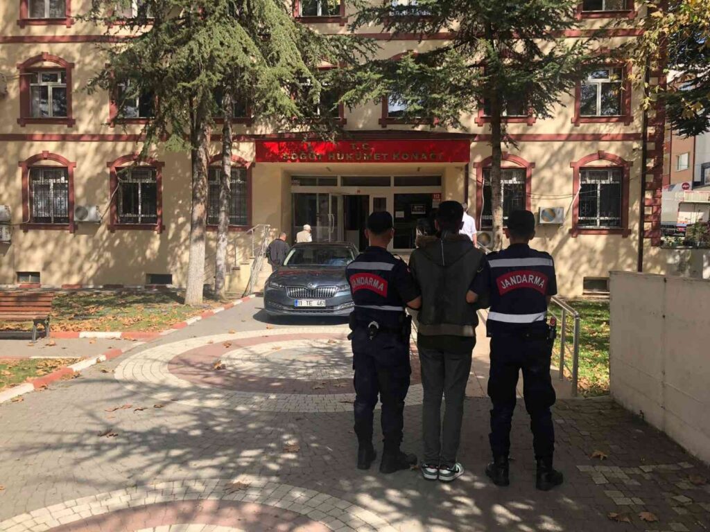 Bi̇leci̇kte Dolandırıcılık Yapan 1 Ki̇şi̇ Tutuklandı