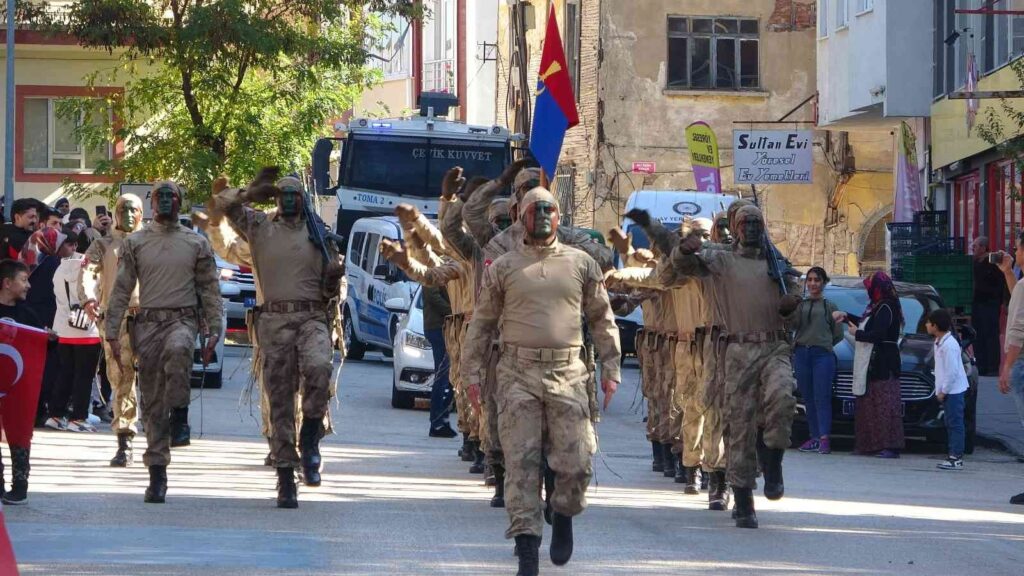 Bi̇leci̇kte Komandoların Geçi̇t Töreni̇ Ayakta Alkışlandı