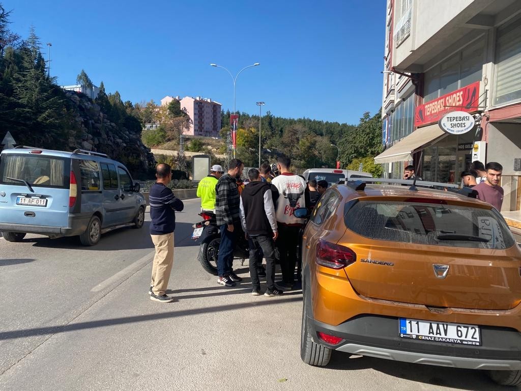 Bi̇leci̇kte Motosi̇klet Yayaya Çarptı: 2 Yaralı