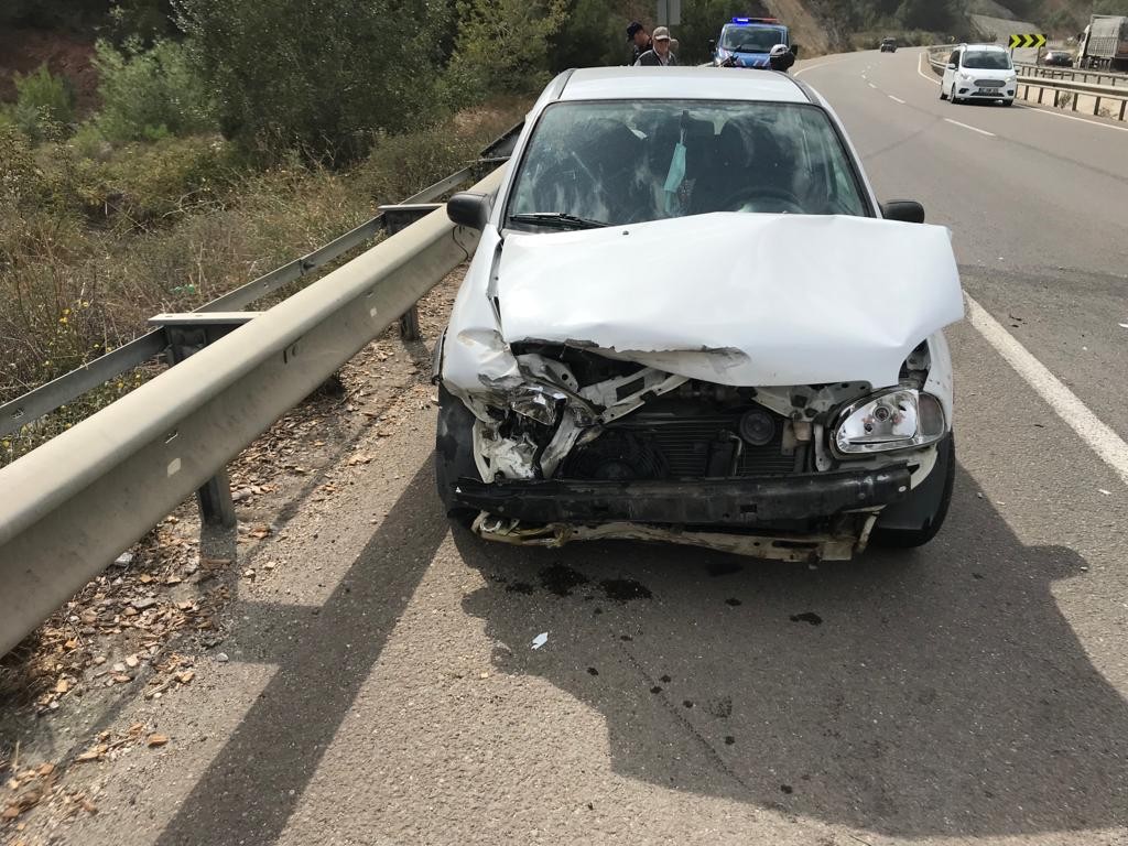 Bi̇leci̇kte Otomobi̇l Bari̇yerlere Çarptı: 1 Yaralı