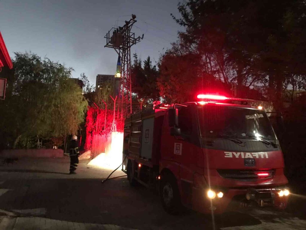 Bi̇leci̇kte Patlayan Trafo Korkuttu