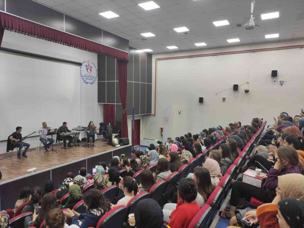 Bi̇z Bi̇ze Moral Akşamlarıyla Yurt Öğrenci̇leri̇ Doyasıya Eğlendi̇