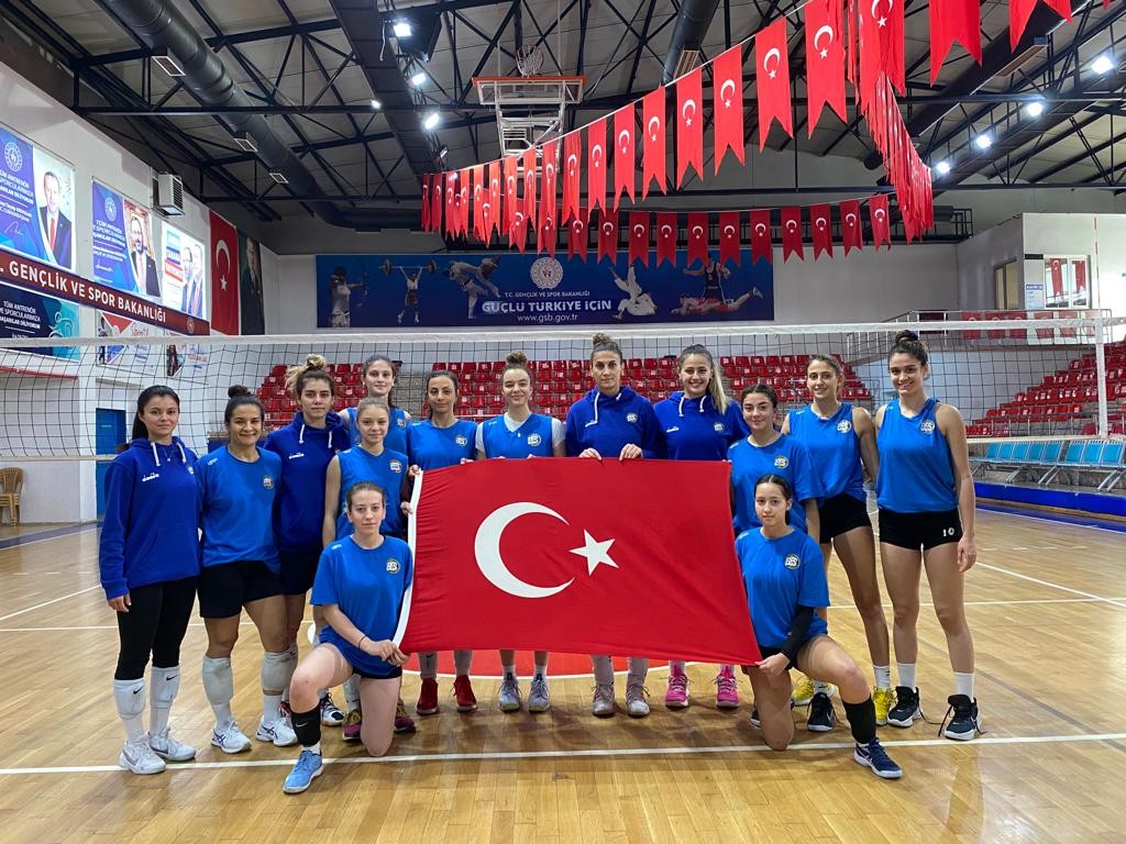 “Bi̇zi̇m Kızlar” Cumhuri̇yet Bayramını Sahada Kutladı