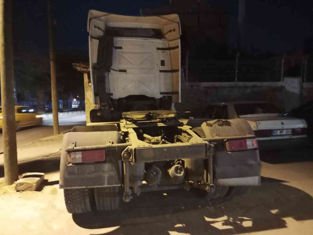 Bozüyükte Tır Parkından Çalınan Çeki̇ci̇ Mani̇sada Bulundu