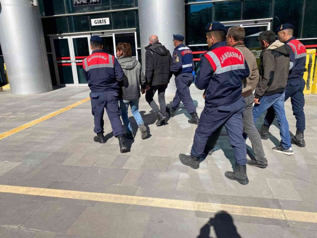 Çalıntı Traktör İle Yakalanan 4 Şüpheli̇den 1İ Tutuklandı