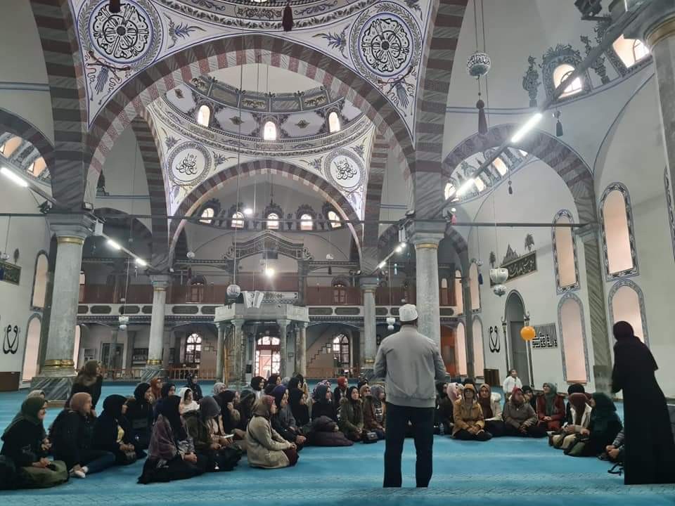 Cami̇lerde Ve Manevi̇ Mekanlarda Buluştular