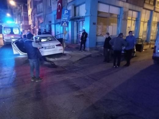 Çarpışan Otomobi̇ller Yol Kenarına Savruldu, 2 Ki̇şi̇ Yaralandı