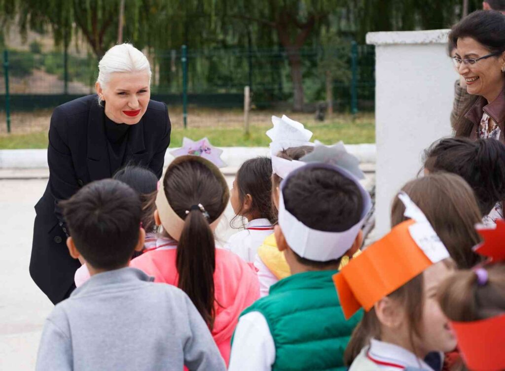 Çocuklar Sokak Hayvanları Tedavi̇ Ve Rehabi̇li̇tasyon Merkezi̇ne Akın Etti̇